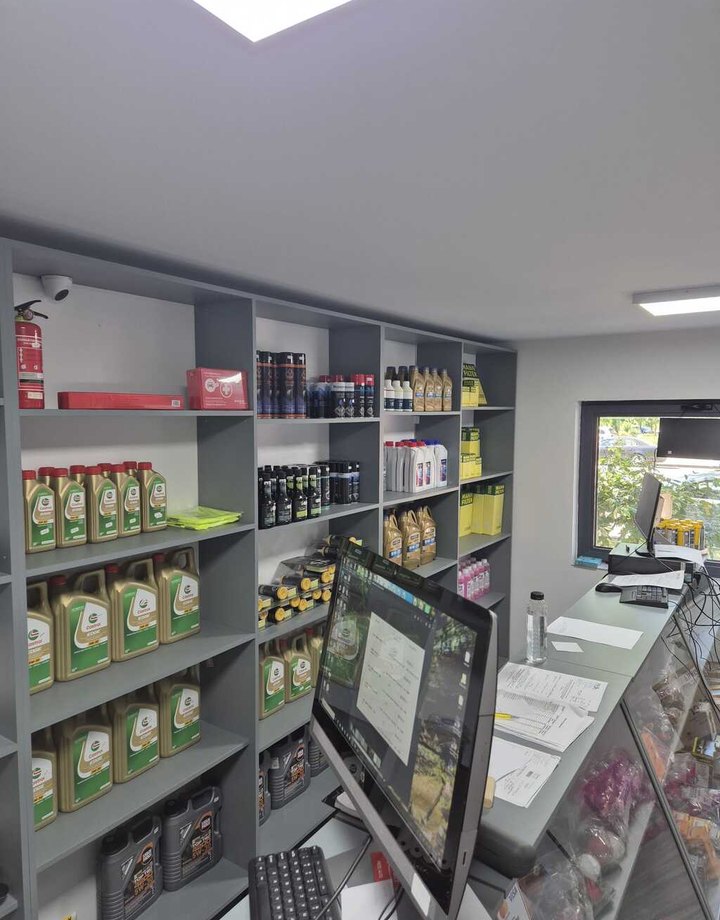 Interiorul magazinului de piese auto AUTOMORITZ